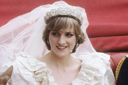 Lady Di usó la "tiara Spencer" durante su casamiento con el príncipe Carlos en 1989