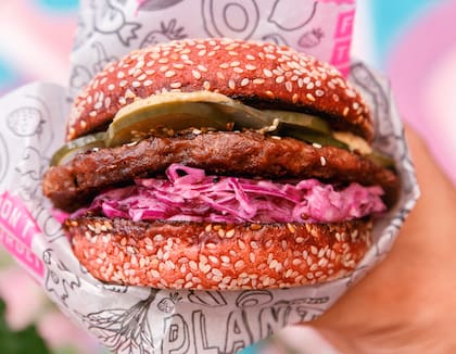 Lado V tiene una ambientación en color rosa que también se refleja en su hamburguesa K-POP (Foto: Gentileza Lado V)
