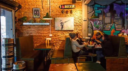 Ladrillos a la vista, graffittis y hamburguesas en La Esquina.
