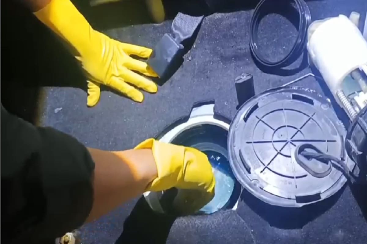 Ladrillos de cocaína escondidos dentro del tanque de combustible de un auto, en Salta