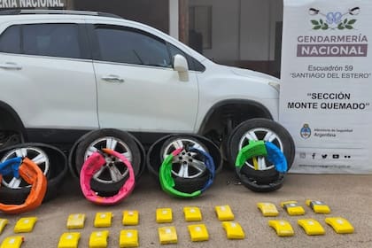 Ladrillos de cocaína ocultos en las ruedas de un vehículo