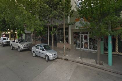 Ladrones cortaron un cable de fibra óptica para intentar entrar en una financiera ubicada en la calle España al 100, en Trelew