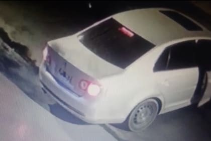 Ladrones usaron un auto como ariete para forzar un portón y entrar a robar en la casa de una pareja de jubilados, en San Martín