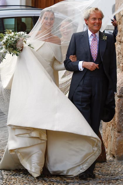 Lady Charlotte junto a su padre Charles, el duque de Wellington, el día de su boda. Estudió Arqueología y Antropología en Oxford y trabajó como productora y asistente del fotógrafo Mario Testino.