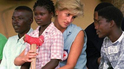 Lady Di colaboró con la Cruz Roja y luchó contra las minas antipersona