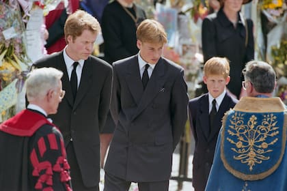 Charles Spencer junto a sus sobrinos William y Harry en el funeral de Lady Di