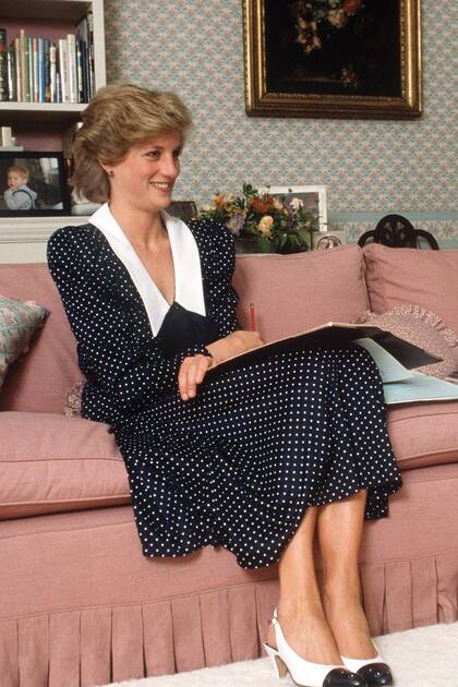 Lady Di en Kensington, en 1985, con un vestido
que, tal como se ve, inspiraron a muchos de los que hoy usa Kate.