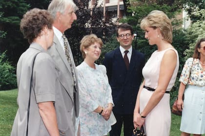 La Princesa de Gales asiste a una recepción en los jardines de la Residencia en 1995
