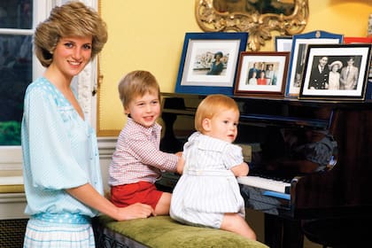 Lady Di, junto a sus hijos, Guillermo y Harry, en el Kensington Palace