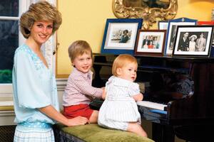 Lady Di junto a sus hijos William y Harry, en el piano del Kensington Palace