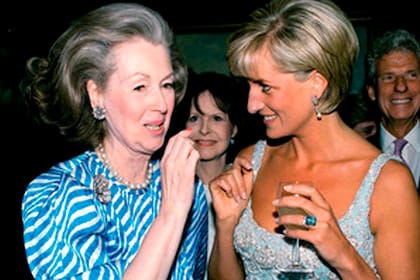 Lady Di, la princesa de Gales, con un trago en la mano