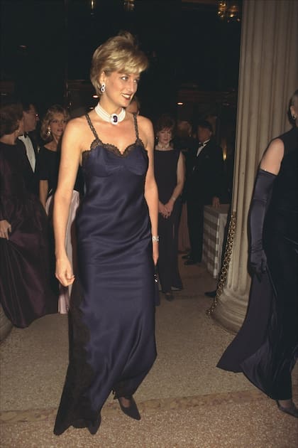 Lady Di posó para los fotógrafos y se esfumó, pero su atuendo fue duramente cuestionado por la prensa.