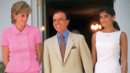 Lady Diana, Carlos Menem y su hija, en Olivos, en noviembre de 1995. "Nadie me creyó cuando dije que la traería a la Argentina", recuerda Devorik