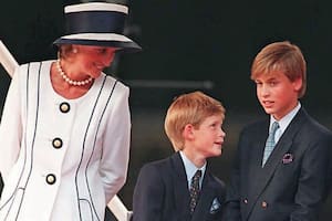 Lady Diana Spencer junto a sus dos hijos, Harry y William, que hoy en día han congelado sus relaciones