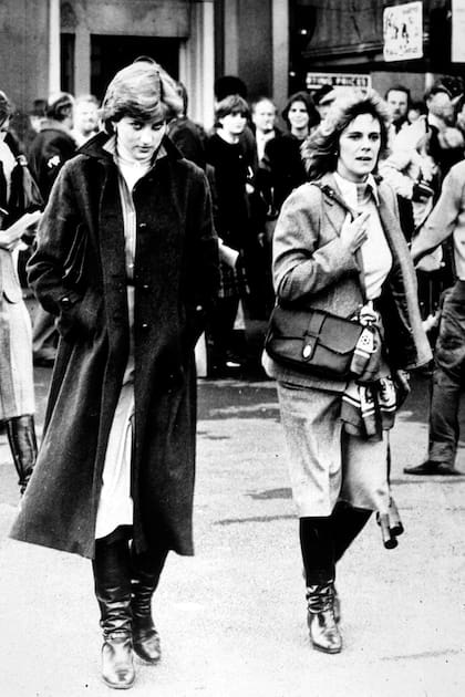 Lady Diana y Camilla Parker Bowles -amante de su marido- tuvieron una relación cercana en los primeros años de matrimonio de los príncipes de Gales (Photo by Express Newspapers/Archive Photos)