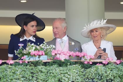 Lady Frederick Windsor con los reyes Carlos III y Camilla durante el cuarto día de competencia en el hipódromo de Ascot, en junio de este año