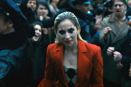 Lady Gaga con un look bastante similar al que suele utilizar Harley Quinn en los comics