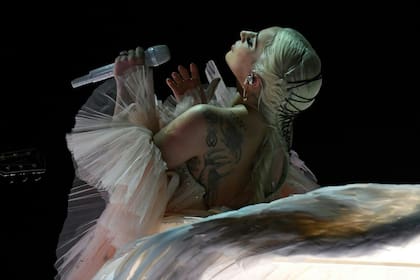 Lady Gaga, en su interpretación al piano del tema "Joanne".