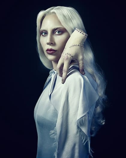 Lady Gaga es Rosaline Rotwood en la segunda temporada de Merlina (Foto: Sophy Holland/Netflix)