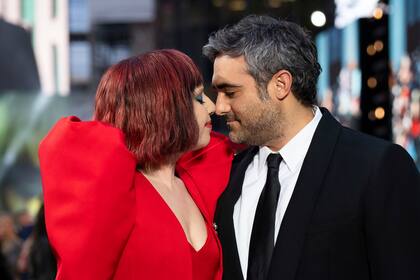Lady Gaga, izquierda, y Michael Polansky posan para los fotógrafos al llegar al estreno de la película 'Joker: Folie A Deux' el miércoles 25 de septiembre de 2024 en Londres. (Foto Scott A Garfitt/Invision/AP)