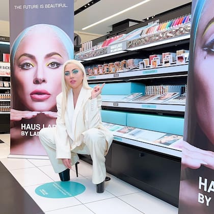 Lady Gaga lanzó una nueva línea de productos de maquillaje