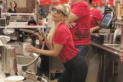 Lady Gaga posa en otro de los emprendimientos de su papá en Nueva York