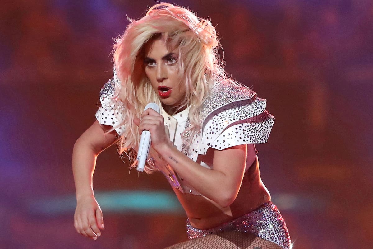 Lady Gaga sufrió una fuerte caída y sus fans se preocuparon