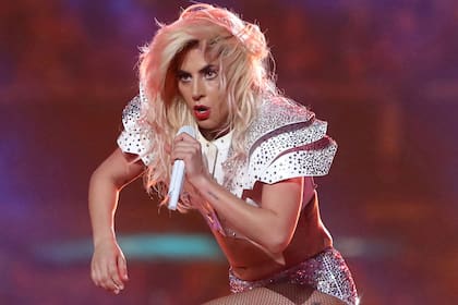 Lady Gaga sufrió una fuerte caída y sus fans se preocuparon