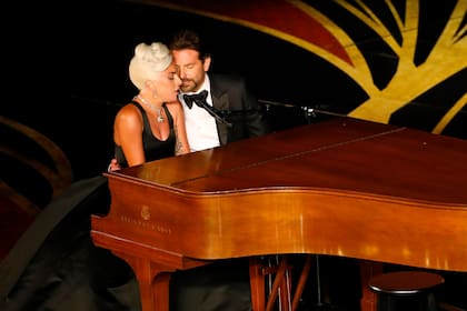 Lady Gaga y Bradley Cooper interpretando "Shallow", la canción nominada de Nace una estrella, el punto más alto de la ceremonia