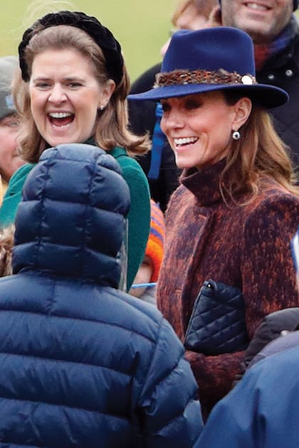 Lady Laura Meade y la princesa de Gales comparten mucho tiempo cuando los príncipes de Gales descansan en Anmer Hall, porque sus casas son vecinas. En la foto, cuando asistieron juntas a misa en la iglesia Santa María Magdalena, en Sandringham, en octubre de 2020. Además de la amistad entre las dos, sus maridos, el príncipe William y James, fueron juntos a Eton College.