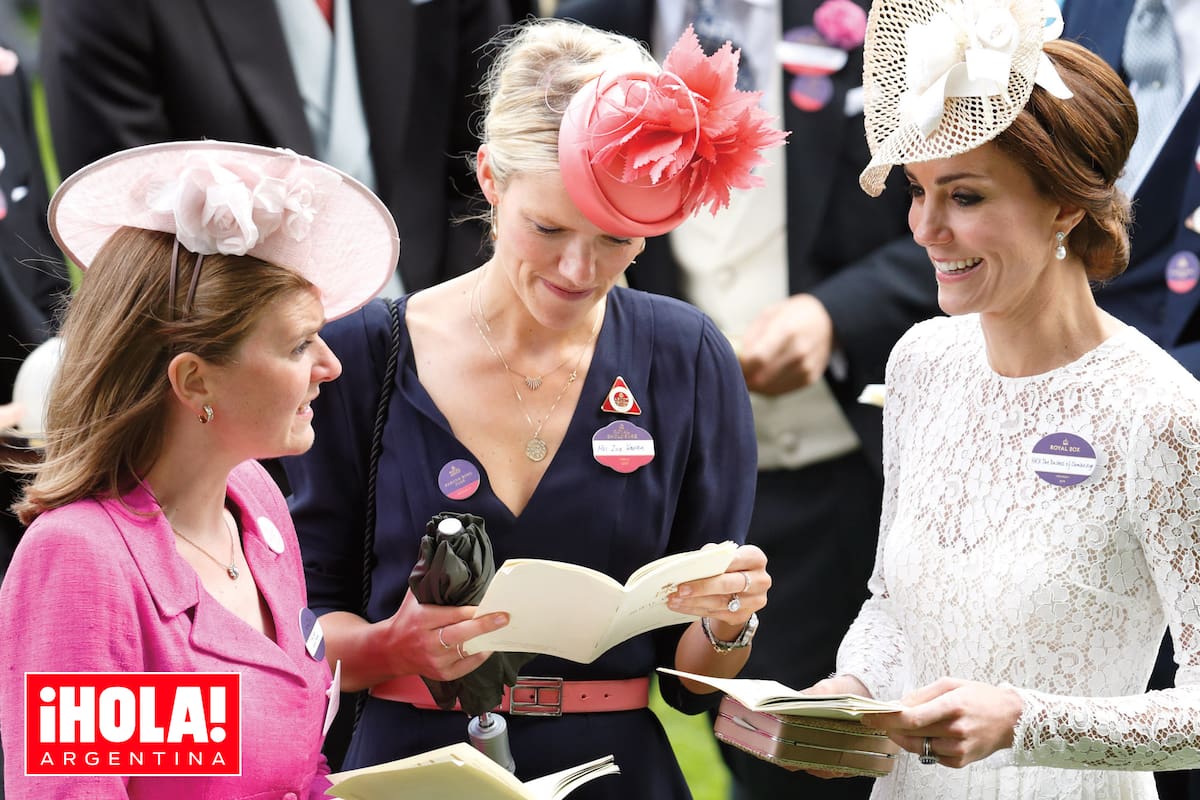 Lady Laure Meade (hija del octavo conde de Romney), Zoe Warren y Kate juntas en Ascot, en junio de 2016.