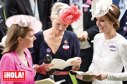 Lady Laure Meade (hija del octavo conde de Romney), Zoe Warren y Kate juntas en Ascot, en junio de 2016.