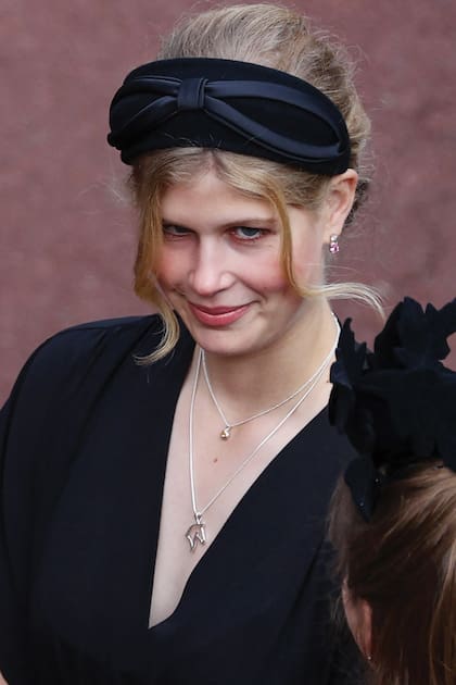 Lady Louise Windsor, con un colgante que le regaló su abuela, la Reina, con un dije con forma de cabeza de caballo.