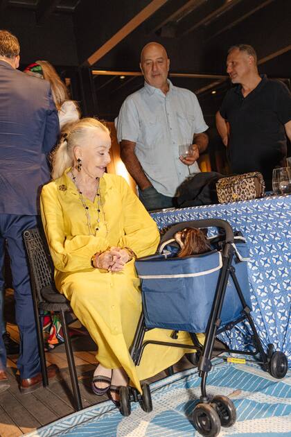 Laetitia D'Aremberg fue al evento con Begonia, su chihuahua de pelo largo.