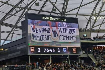 LAFC emitió un comunicado de apoyo a la comunidad migrante, mientras los hinchas desplegaron una pancarta con la consigna "Abolish ICE" y guardaron silencio durante el partido en señal de protesta