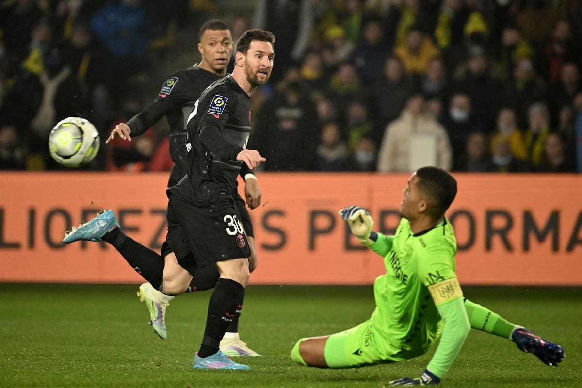 Lafont deteniéndole un disparo a Messi cuando atajaba para el Nantes en febrero de 2022. Hasta ese momento su decisión era jugar para Francia