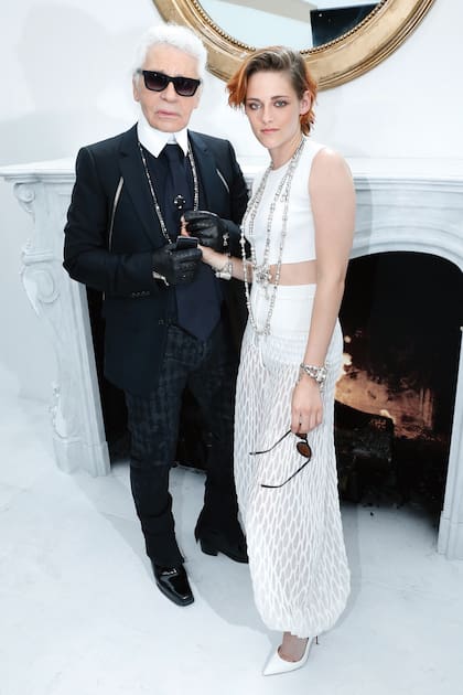 Lagerfeld y la actriz en el backstage de la Semana de la Moda de París, en 2014.