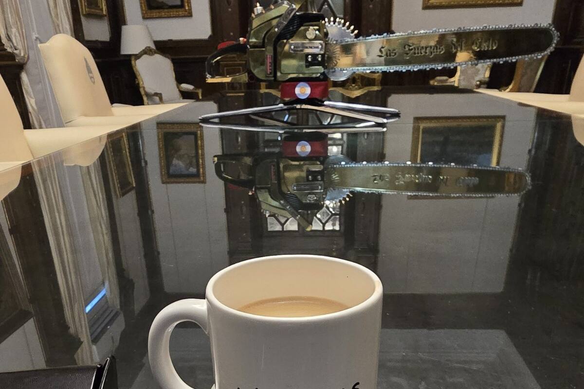 Lágrimas de zurdo. La taza que eligió el titular del Poder Ejecutivo fue la manera que tuvo para celebrar en un día de hiperacción en redes sociales que el dólar se mantuvo entre las bandas