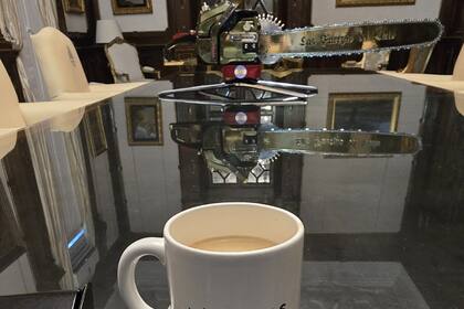 Lágrimas de zurdo. La taza que eligió el titular del Poder Ejecutivo fue la manera que tuvo para celebrar en un día de hiperacción en redes sociales que el dólar se mantuvo entre las bandas