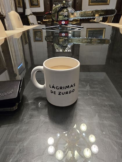 "Lágrimas de zurdo": la taza que eligió el titular del Poder Ejecutivo fue la manera que tuvo para celebrar en un día de hiperacción en redes sociales que el dólar se mantuvo entre las bandas