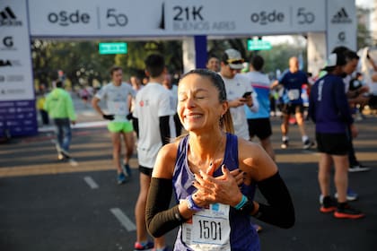 Lágrimas y emoción de una competidora finisher de la media maratón de Buenos Aires