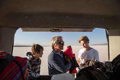 El suizo Raphael Joliat, guía de turismo aventura, y sus hijos Cedric y Didier.
