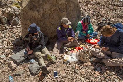 Una pausa para comer algo y reunir fuerzas para continuar el trekking.