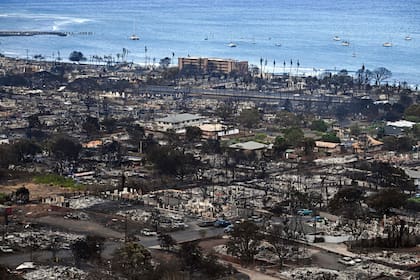 Una imagen aérea tomada el 10 de agosto de 2023 muestra casas destruidas y edificios quemados en Lahaina después de los incendios forestales en el oeste de Maui, Hawai.
