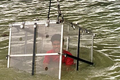 Lahiri tenía experiencia en estos escapismos, dentro de jaulas metálicas o de cristal, como en este caso, en el río Hugli