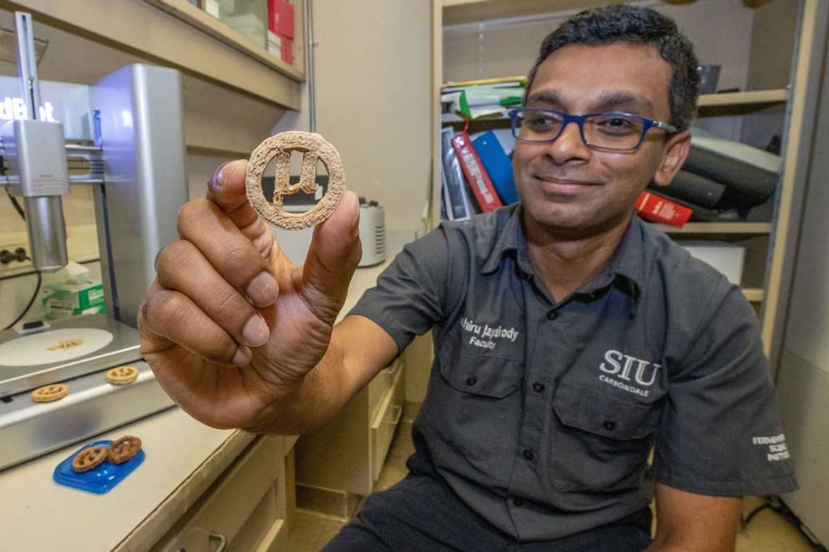 Lahiru Jayakody desarrolló el proceso capaz de recuperar el carbono del plástico para hacer masa de galletitas