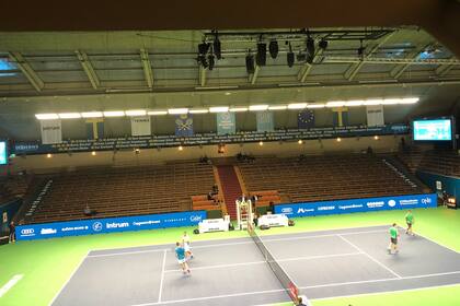 Lahyani fue el umpire de un partido de dobles con muy escaso público