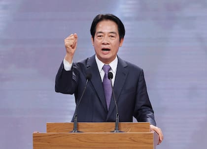 Lai Ching-te, candidato a la presidencia de Taiwán por el Partido Popular Democrático, toma la palabra en un debate presidencial televisado, en Taipéi, Taiwán, el sábado 30 de diciembre de 2023. (AP Foto/Pei Chen, Pool)