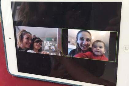 Laia y Francisca conversan con Georgina y Jordi que viven en Barcelona