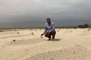 Laidlaw Peringanda en una fosa común de víctimas de campos de concentración